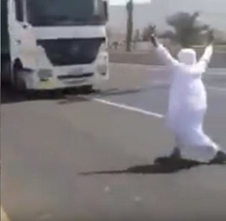بالفيديو: شاب متهور يخاطر بحياته بالقفز أمام شاحنة نقل ثقيل على طريق سريع!