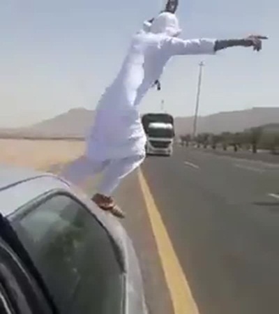 بالفيديو: شاب متهور يخاطر بحياته بالقفز أمام شاحنة نقل ثقيل على طريق سريع!