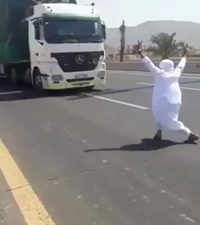 بالفيديو: شاب متهور يخاطر بحياته بالقفز أمام شاحنة نقل ثقيل على طريق سريع!