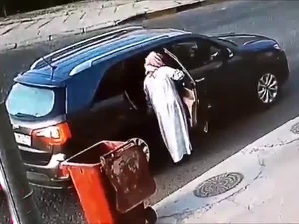 لص وجد كاميرا المراقبة تصوره .. فماذا فعل حينها .. شاهد بالفيديو