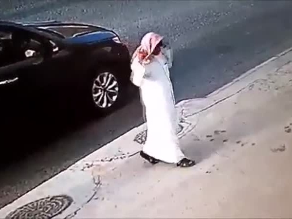 لص وجد كاميرا المراقبة تصوره .. فماذا فعل حينها .. شاهد بالفيديو