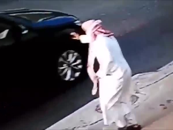 لص وجد كاميرا المراقبة تصوره .. فماذا فعل حينها .. شاهد بالفيديو