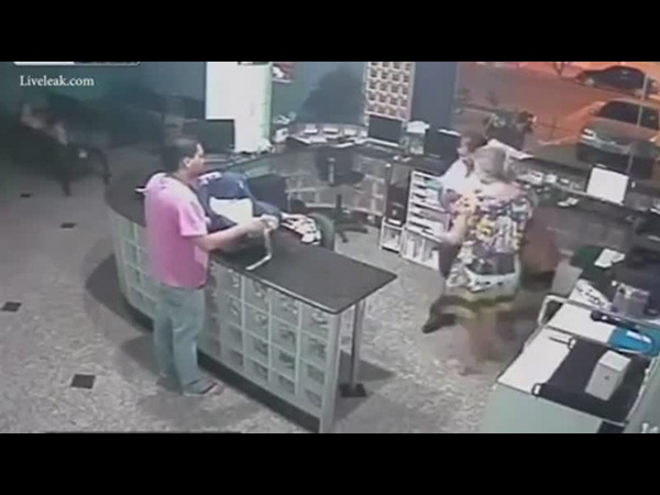 رد فعله السريع أنقذ حياة هذا الرضيع .. شاهد الفيديو