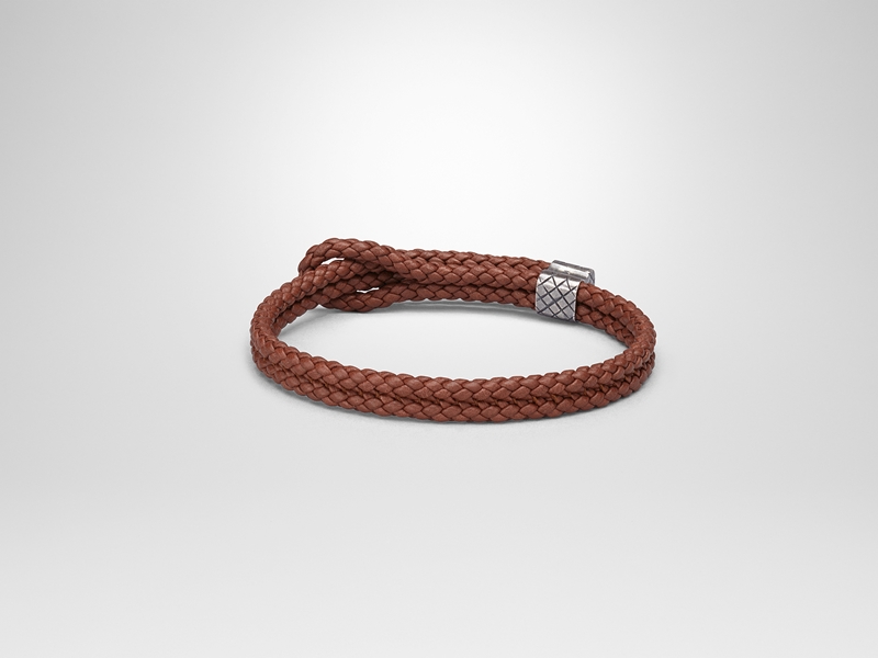 مع اقتراب موسم الأعياد.... Bottega Veneta تطلق دليلها للهدايا المثالية للرجل العصري