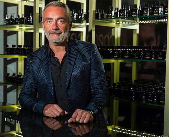 روبيرتو كافالي تطلق عطر Uomo الأنيق