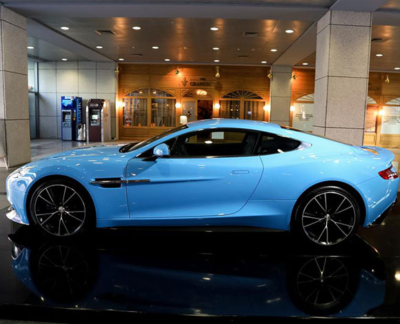 Motor Village يجمع السيارات الفارهة في دبي