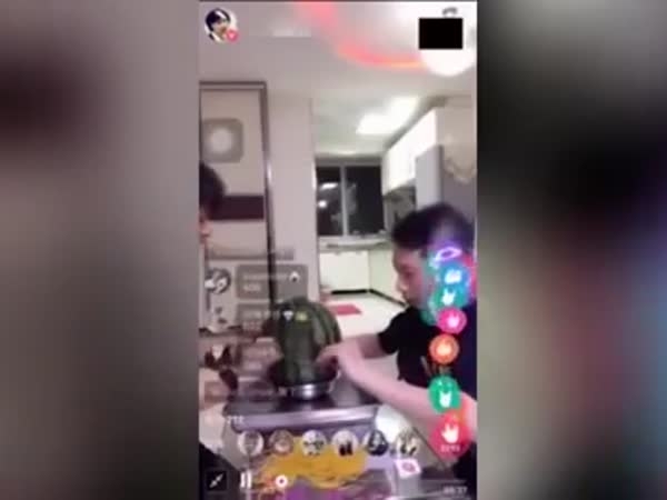 ماذا يحدث للبطيخ عن ربطه بهذه الأربطة المطاطية