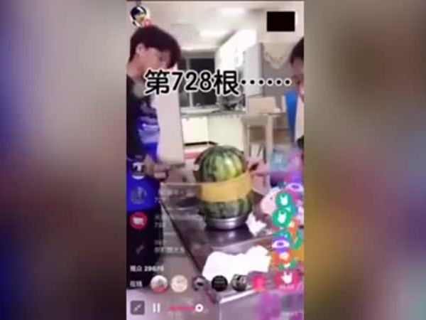 ماذا يحدث للبطيخ عن ربطه بهذه الأربطة المطاطية