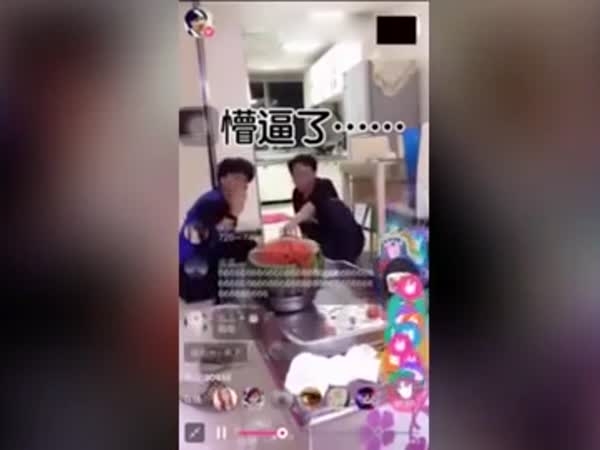ماذا يحدث للبطيخ عن ربطه بهذه الأربطة المطاطية