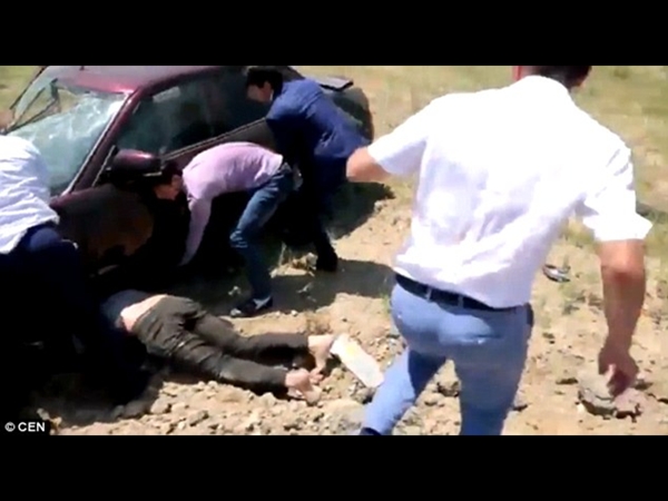 شاهد لحظة خروج هذا السائق ونجاته من هذا الحادث المروّع