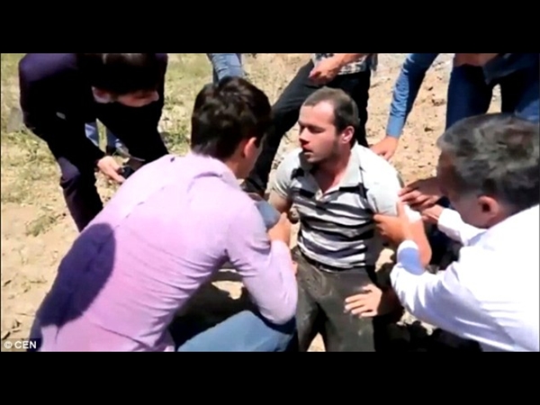 شاهد لحظة خروج هذا السائق ونجاته من هذا الحادث المروّع