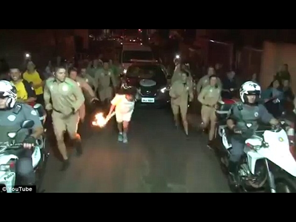 شاهد لحظة سقوط شعلة الأوليمبياد المحرجة