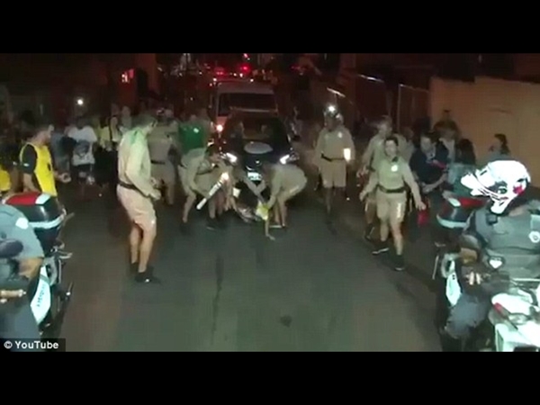شاهد لحظة سقوط شعلة الأوليمبياد المحرجة