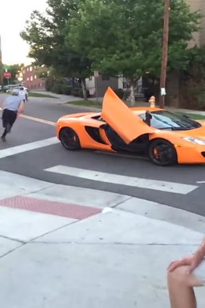 بالفيديو .. مراهق يحطم زجاج سيارة فارهة والسبب