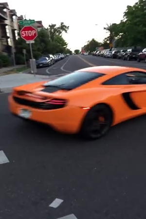 بالفيديو .. مراهق يحطم زجاج سيارة فارهة والسبب