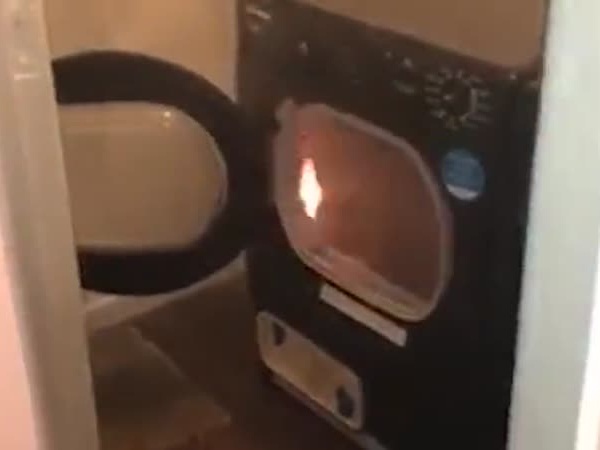 شاهد .. لحظة اشتعال جهاز تجفيف الملابس