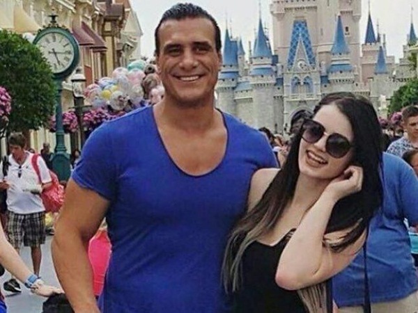 طلبت يده على حلبة المصارعة وسط الحضور