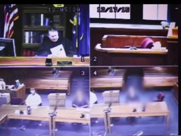 بالفيديو .. لماذا خلع هذا القاضي ثوب القضاة في قاعة المحكمة