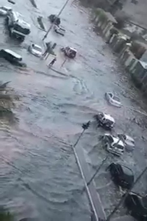 بالفيديو .. الأمطار في جدة تعطل موكبًا رسميًا