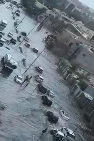 بالفيديو .. الأمطار في جدة تعطل موكبًا رسميًا