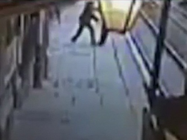 شاهد لحظة دفع سكير لعامل محطة تحت عجلات القطار