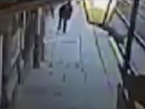 شاهد لحظة دفع سكير لعامل محطة تحت عجلات القطار