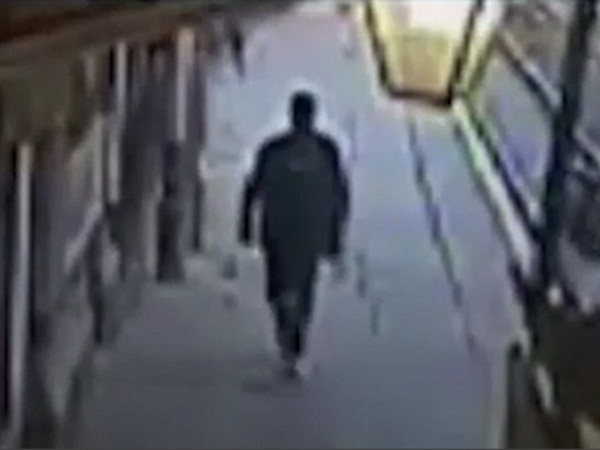 شاهد لحظة دفع سكير لعامل محطة تحت عجلات القطار