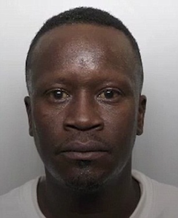 شاهد لحظة دفع سكير لعامل محطة تحت عجلات القطار