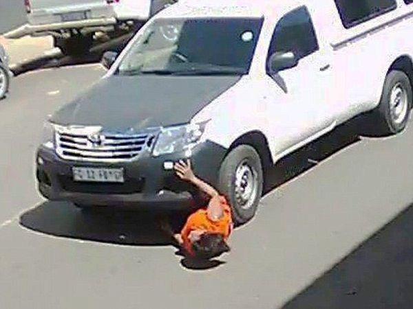 شاهد لحظة دهس سيدة وجرها مسافة 18 مترًا