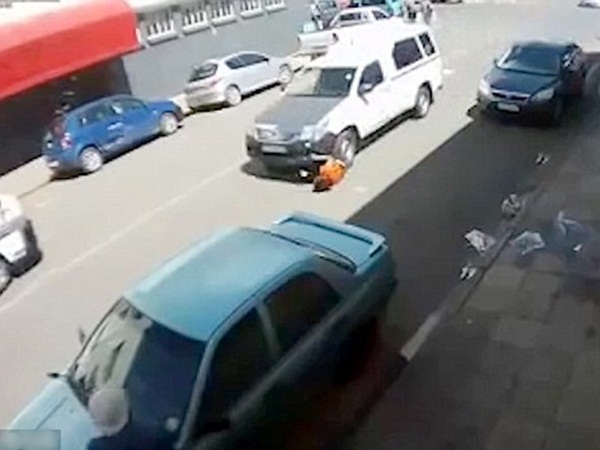 شاهد لحظة دهس سيدة وجرها مسافة 18 مترًا