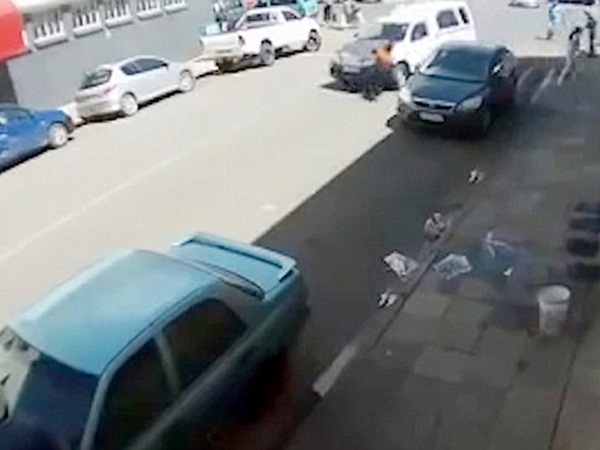 شاهد لحظة دهس سيدة وجرها مسافة 18 مترًا