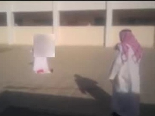 بالفيديو .. أب يقتحم مدرسة ويهدد بذبح ابنه