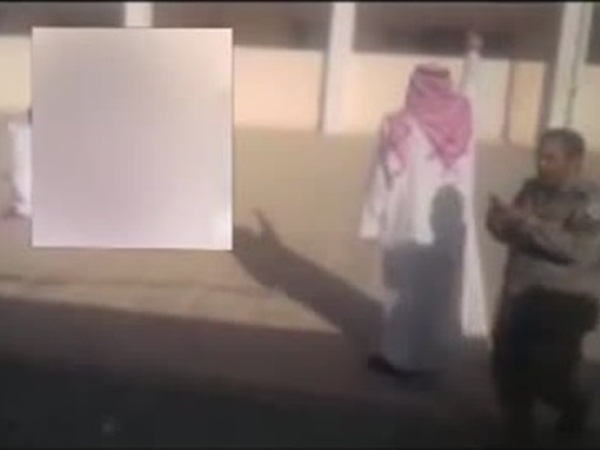بالفيديو .. أب يقتحم مدرسة ويهدد بذبح ابنه