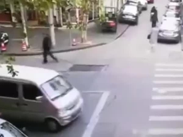 بالفيديو .. خطف فتاة في الشارع نهارًا أمام المارة