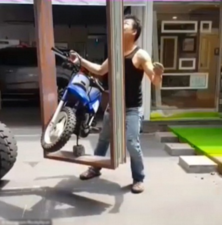 شاهد موهبة هذه الرجل الخارقة للطبيعة