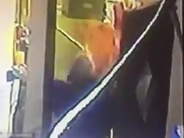بالفيديو .. عاقب هذا الرجل لأن طعامه لم ينل إعجابه