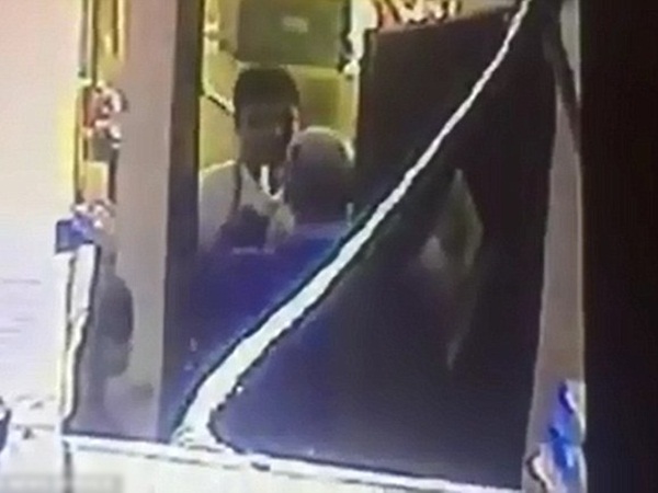 بالفيديو .. عاقب هذا الرجل لأن طعامه لم ينل إعجابه