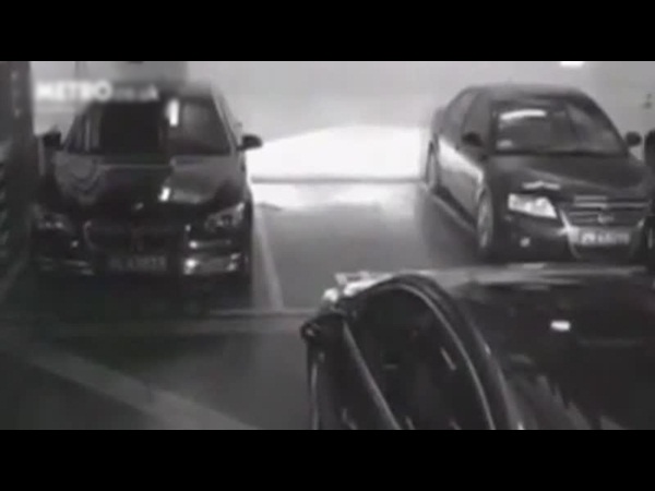 وجد المسافة ضيقة بجانب السيارة .. فشاهد كيف خرج منها