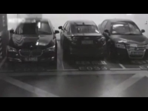 وجد المسافة ضيقة بجانب السيارة .. فشاهد كيف خرج منها