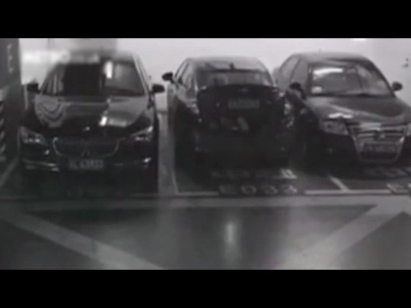 وجد المسافة ضيقة بجانب السيارة .. فشاهد كيف خرج منها