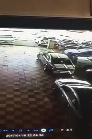 شاهد لص يسرق سيارة من المعرض في وضح النهار