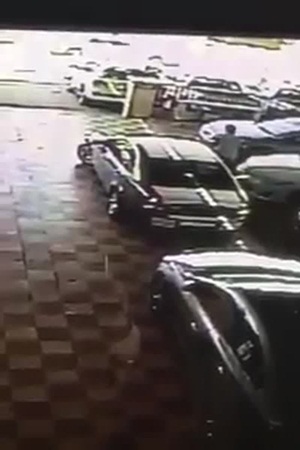 شاهد لص يسرق سيارة من المعرض في وضح النهار