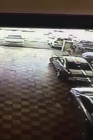 شاهد لص يسرق سيارة من المعرض في وضح النهار