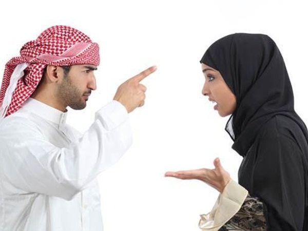 تكتشف وجود زوجها مع عروسه الجديدة في الطائرة نفسها .. وتؤخر إقلاع الطائرة