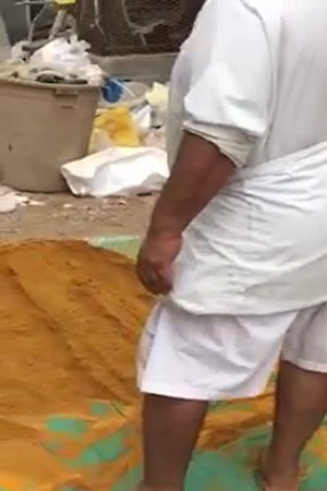 إغلاق أحد مستودعات البهرات بعد تسريب هذا الفيديو