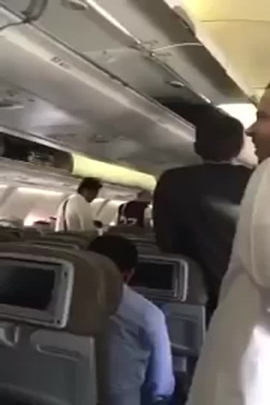 شاهد بالفيديو .. كيف قضى المسافرون ساعتين بلا مكيّف في الطائرة