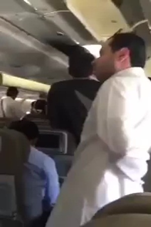 شاهد بالفيديو .. كيف قضى المسافرون ساعتين بلا مكيّف في الطائرة