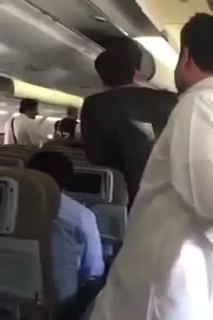 شاهد بالفيديو .. كيف قضى المسافرون ساعتين بلا مكيّف في الطائرة