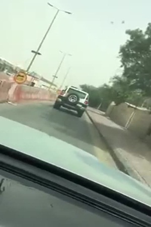 بالفيديو .. قيادة وافد أجنبي لسيارة أمنية