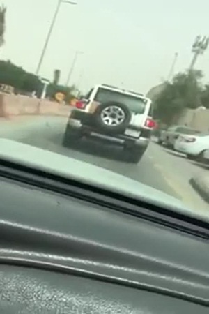 بالفيديو .. قيادة وافد أجنبي لسيارة أمنية